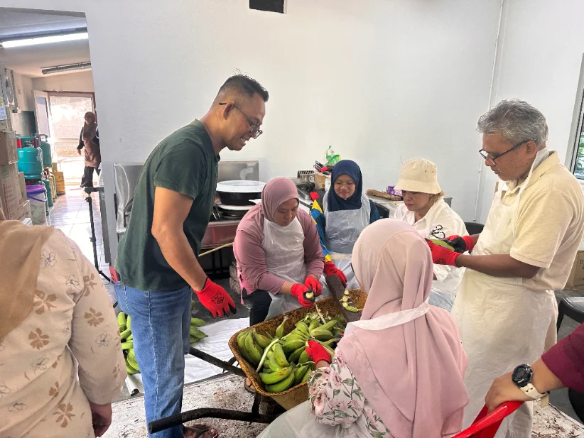 Food operators sorting and preparing green bananas in a production kitchen during a site visit.